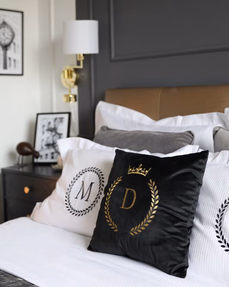 Poduszka VELVET QUEENY z monogramem