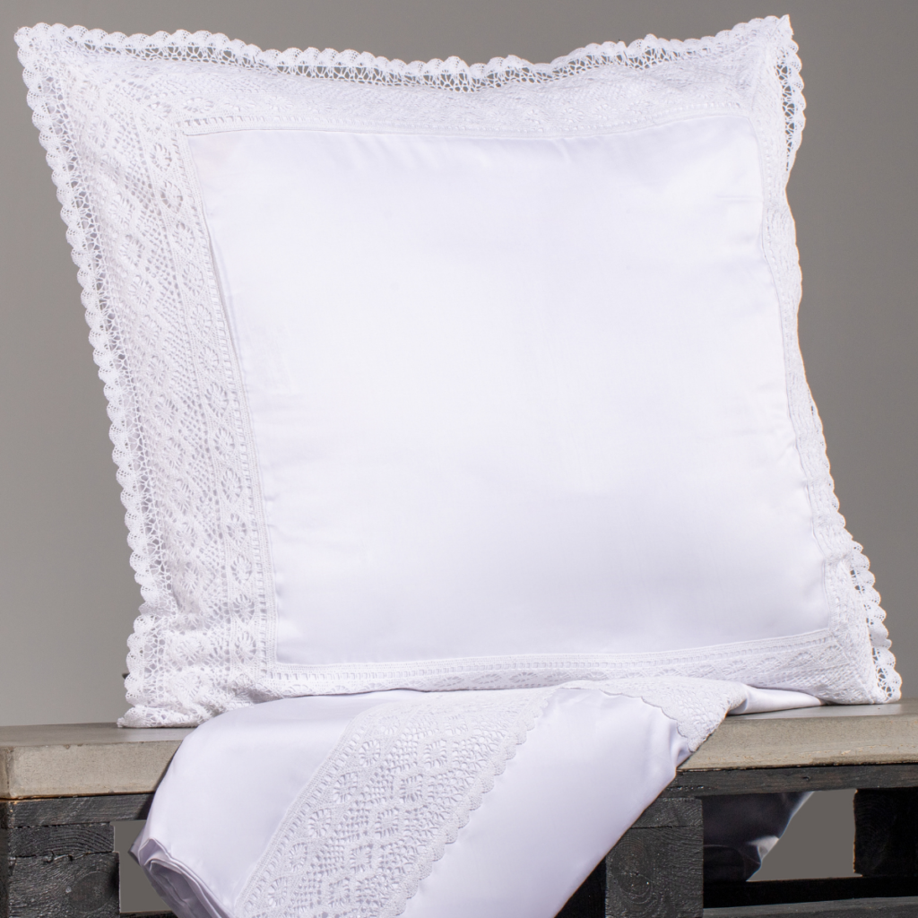 Pościel satynowa obszyta białą koronką