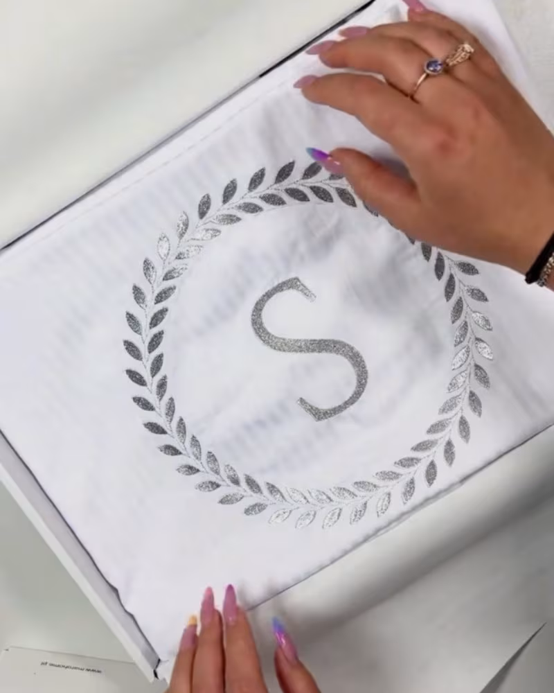 Komplet białej adamaszkowej pościeli personalizowanej ZOE