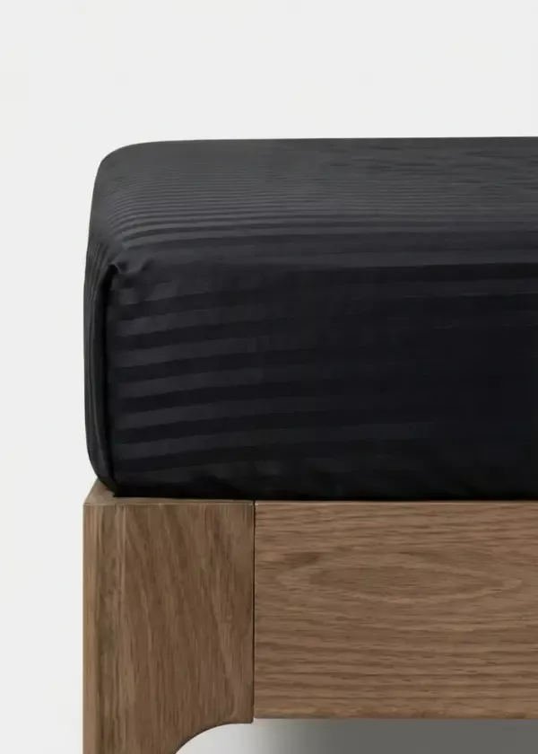 Prześcieradło adamaszkowe czarne z gumką