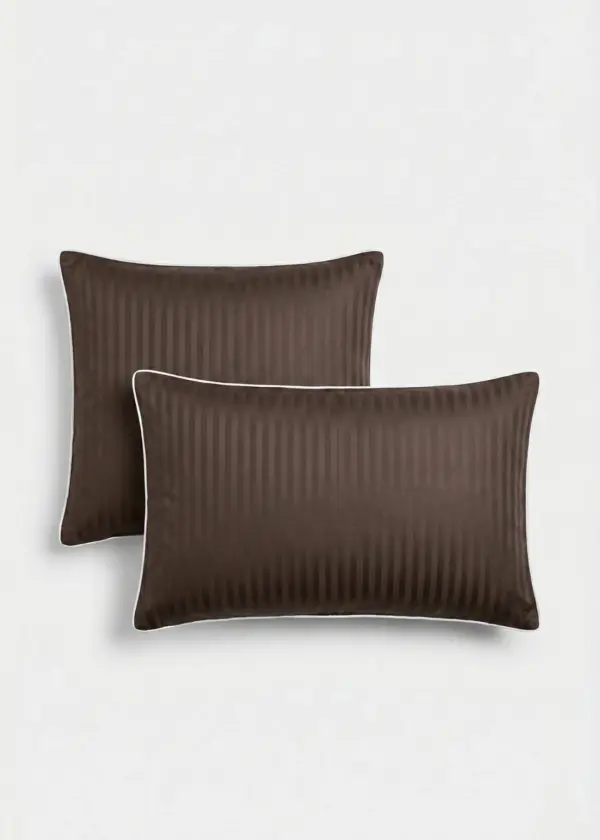 Poszewka adamaszkowa SAN ANTONIO espresso z białą lamówką